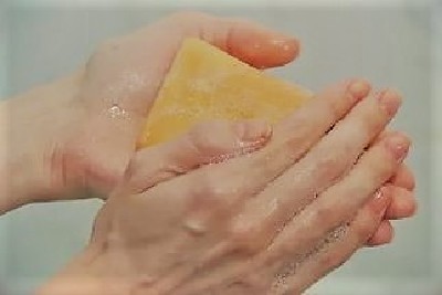 Отстирывать с помощью хозяйственного мыла