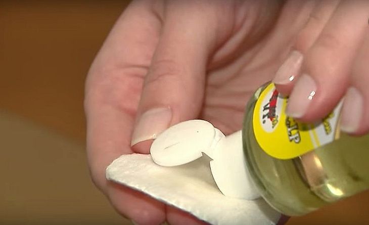 Выводим пятно ацетоном