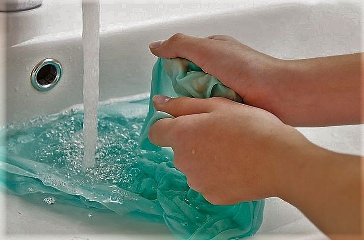 Стирка под проточной водой