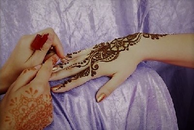 Нанесении рисунка из хны