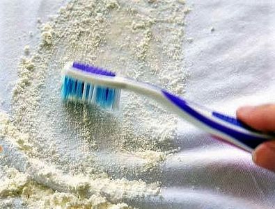 Удаление загрязнений зубной щеткой