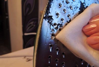Чистка подошвы утюга