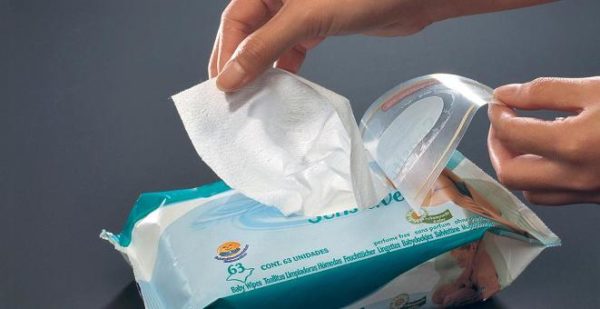 Попробуйте обычные влажные салфетки