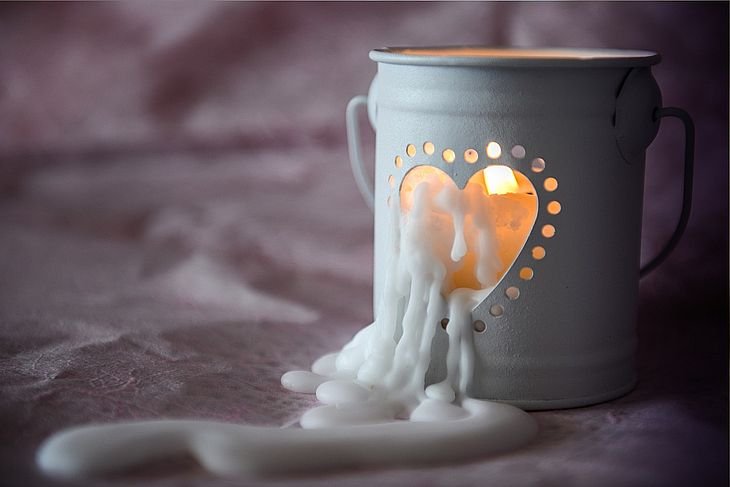 Горящая свеча в стакане