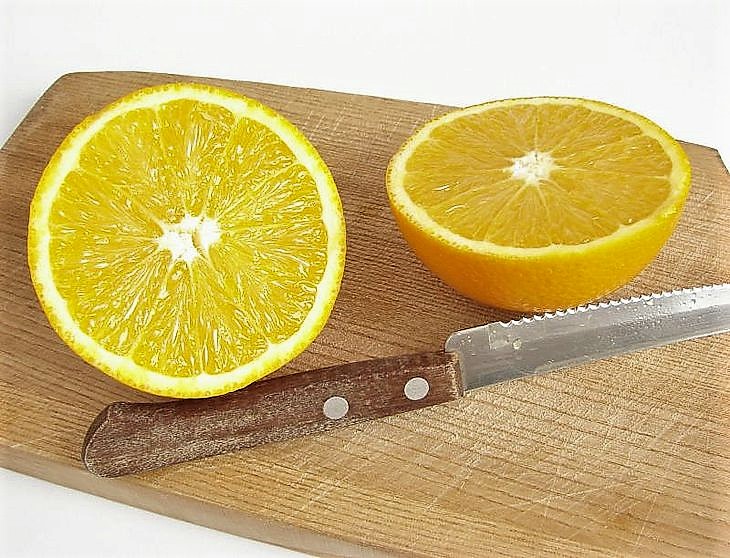 Лимон разрезан попалам