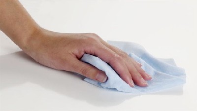 Убираем излишки жидкости с матраса