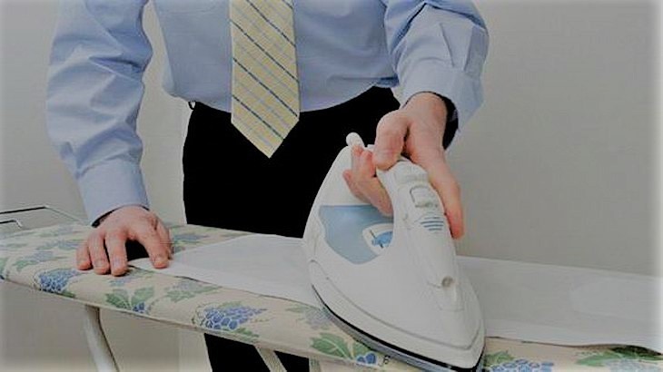 Гладит нужно на ровной поверхности