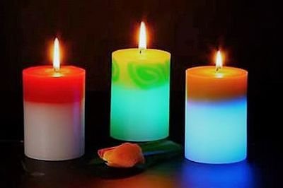 Горящие цветные свечи