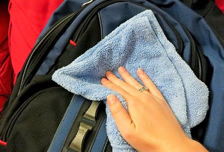 Процесс чистки рюкзака