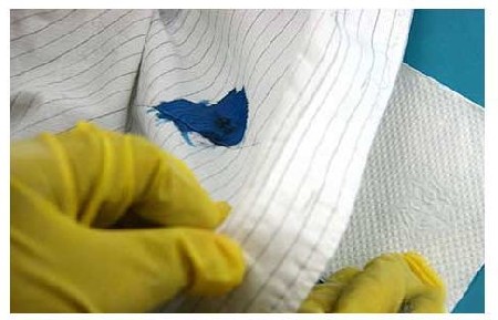 Под обрабатываемое место подложить салфетку