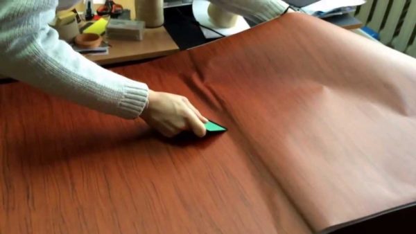 Наклеивать полотно нужно постепенно, без пузырей Наклеивать полотно нужно постепенно, без пузырей