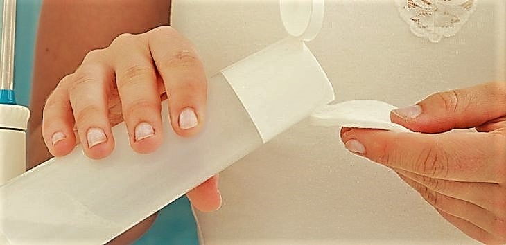 Как стереть лак с одежды 