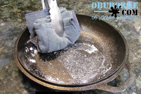 Чистить сковородку от нагара