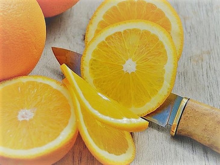 Нарезанный свежий лимон