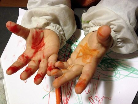 Руки ребенка в крови