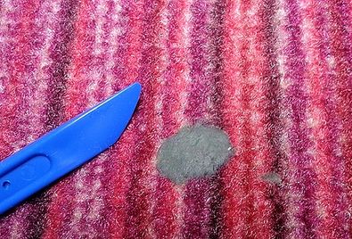 Счищаем пластилин с поверхности