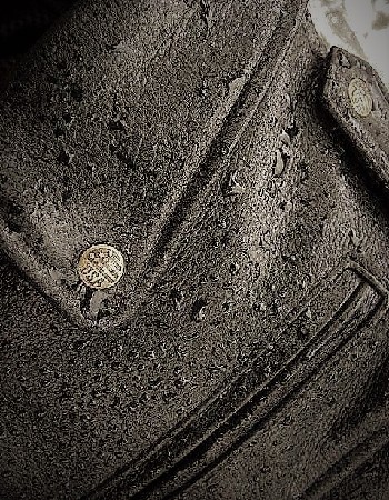 Мокрые следы на куртке