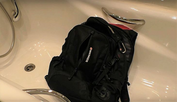 Рюкзак в ванной