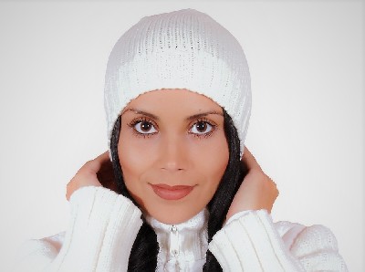 Белая вязаная шапка