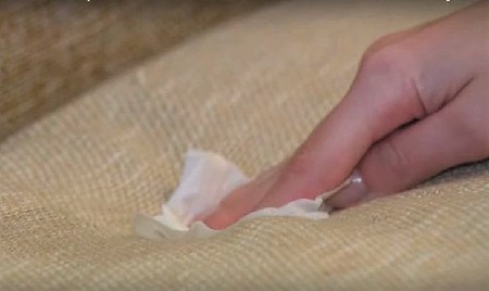 риложите к мокрому месту бумажное полотенце