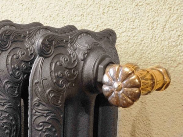 Сегодня чугунные батареи больше устанавливаются для декора Сегодня чугунные батареи больше устанавливаются для декора