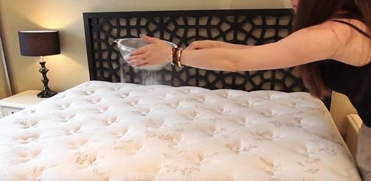 Присыпаем матрас любым абсорбентом