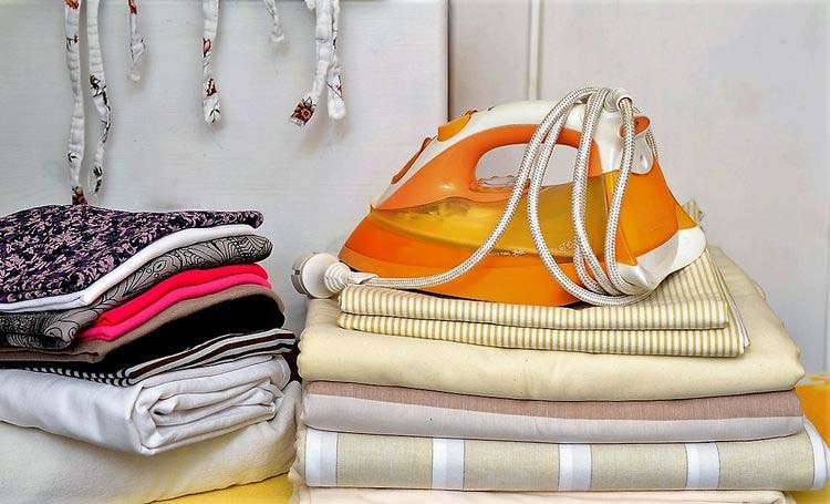 Стопка белья и утюг