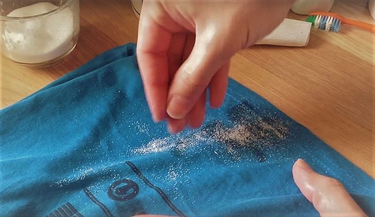 Посыпать солью на запачканный майонезом вещь