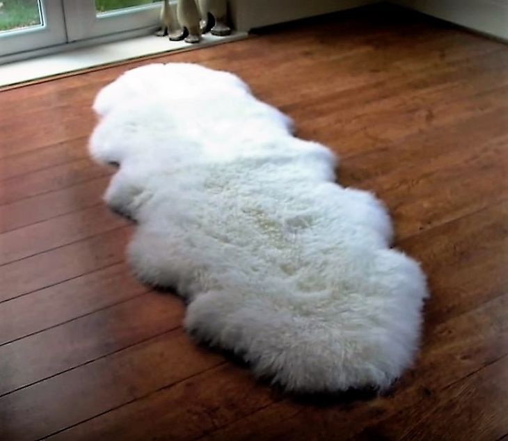 Овчина на полу