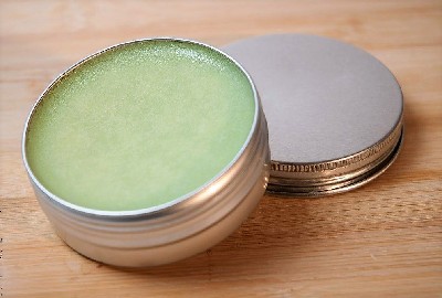 Баночка с вазелином