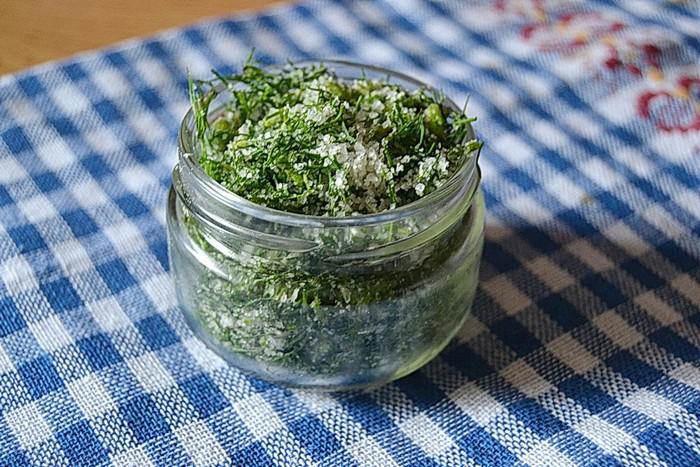 Заготовить зелень на зиму. Чакапули фото. Зелень на зиму с солью в банке с маслом. Зеленая приправа к мясу. Укроп на зиму в банках.