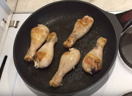 Куриные голени на сковороде. Голени на сковороде с майонезом и приправой. Курица обжаренная на сковороде. Жареные голени на сковороде. Куриные ножки с паутинкой на сковороде.